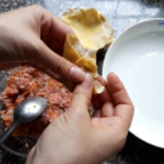 Cách làm Hoành thánh luộc sốt cay
