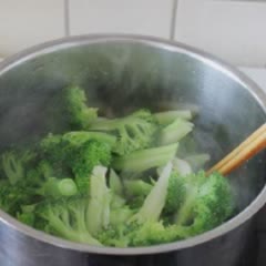 Cách làm ức gà xào bông cải xanh