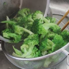 Cách làm ức gà xào bông cải xanh