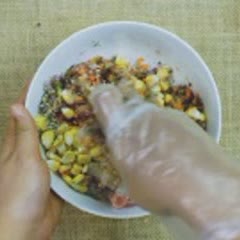 Cách làm chả giò tôm bắp