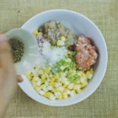 Cách làm chả giò tôm bắp