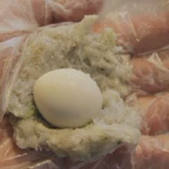 Cách Làm Chả Tôm Bọc Trứng Cút Để Ăn Vặt Cực Ngon