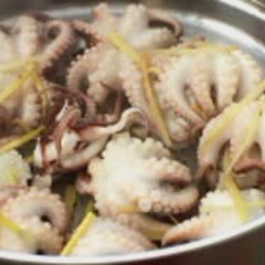 Cách Làm Bạch Tuộc Ngâm Sả Tắc Chua Cay Ăn Là Mê