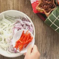 Cách làm Gỏi Gà Hành Tây không hăng với rau răm tại nhà