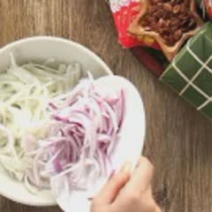 Cách làm Gỏi Gà Hành Tây không hăng với rau răm tại nhà