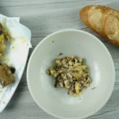Cách làm gỏi xoài cá trê kiểu Thái
