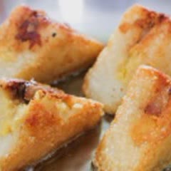 Cách Làm Món Bánh Chưng Chấm Sốt Tiêu Đen Béo Ngậy 