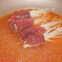 Cách Làm Thịt Bò Cuộn Nấm Kim Châm Sốt Cay Ngon