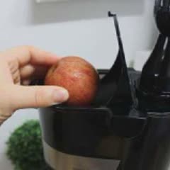 Cách làm nước ép táo với cải bó xôi