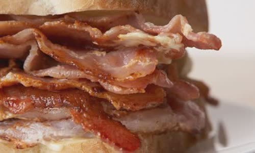 Cách làm Bánh mì kẹp thịt xông khói nướng