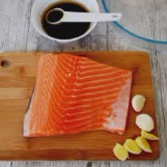 Cách làm cá hồi tẩm nước tương nướng