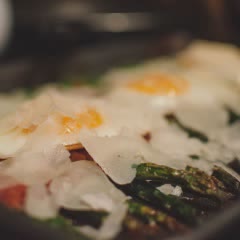 Cách làm măng cuộn thịt xông khói nướng trứng
