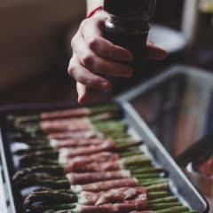Cách làm măng cuộn thịt xông khói nướng trứng