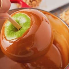 Cách làm Kẹo táo nhúng caramel Halloween