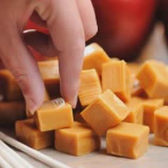 Cách làm Kẹo táo nhúng caramel Halloween