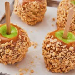 Cách làm Kẹo táo nhúng caramel Halloween