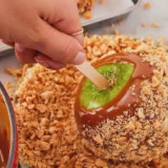 Cách làm Kẹo táo nhúng caramel Halloween