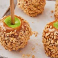 Cách làm Kẹo táo nhúng caramel Halloween