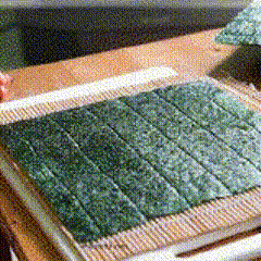 Cách làm kimbap cuộn cá hồi