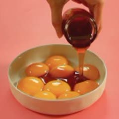 Cách Làm Trứng Gà Ngâm Mật Ong Thần Dược Sắc Đẹp