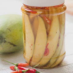 Cách làm Xoài Ngâm Mắm Ớt giòn sựt chua mặn hấp dẫn