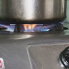 Các pha cacao nóng trên bếp đun