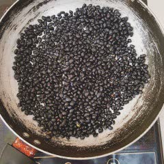 Cách làm nước đậu đen rang lá dứa