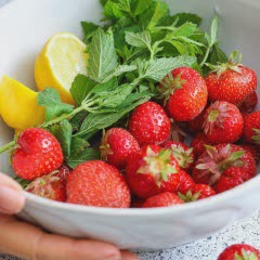 Cách làm Nước chanh dâu bạc hà detox