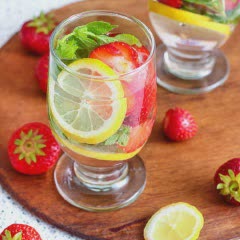 Cách làm Nước chanh dâu bạc hà detox