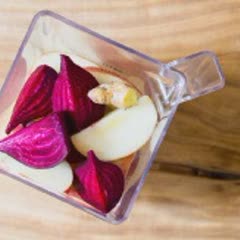 Cách làm Nước ép táo gừng củ dền
