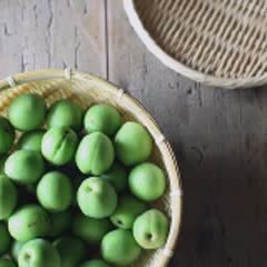 Cách làm rượu mơ xanh ngâm đường phèn