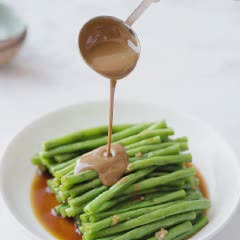 Cách làm đậu đũa luộc rưới sốt mè