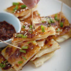Cách làm bánh chiên cay nhiều lớp kiểu Hoa
