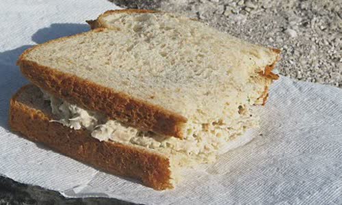 Cách làm Bánh kì kẹp salad cá ngừ