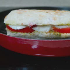 Cách làm Bánh mì kẹp cà chua phô mai