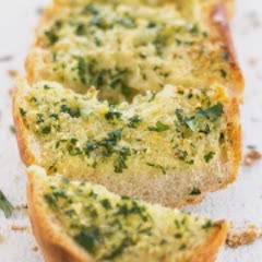 Cách làm Bánh mì phết bơ tỏi nướng