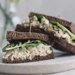 Cách làm Bánh Mì Sandwich Kẹp Salad Cá Ngừ cho bữa sáng