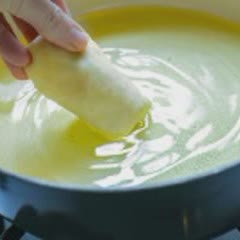 Cách làm Bánh trứng cuộn xúc xích chiên