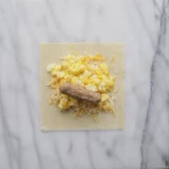 Cách làm Bánh trứng cuộn xúc xích chiên