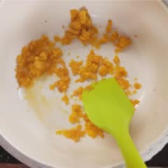 Cách làm bí đỏ xào trứng muối