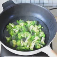 Cách làm bông cải xanh xào nấm đông cô và tôm thịt