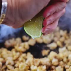 Cách làm bông cải xào tương ớt