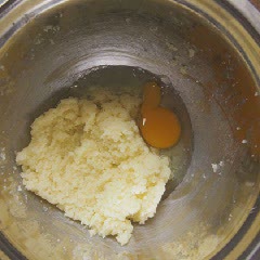 Cách làm Bông lan cốt dừa nho khô