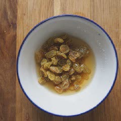 Cách làm Bông lan cốt dừa nho khô