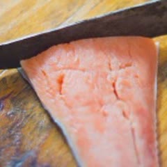 Cách làm cá hồi bọc hạnh nhân