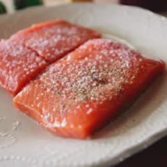 Cách làm cá hồi chiên sốt mật ong