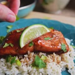 Cách làm cá hồi chiên sốt mật ong