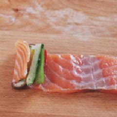 Cách làm Cá Hồi Cuộn Rau Nướng cực ngon, nhiều vitamin A