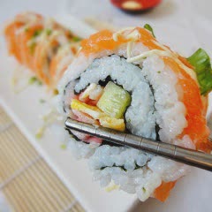 Cách Làm Cá Hồi Cuộn Sushi Đơn Giản Ngay Tại Nhà