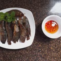 Cách làm cá rô đồng chiên chấm mắm tỏi